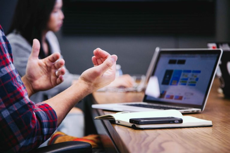 Partita IVA o Società: quale forma giuridica conviene per la tua attività?